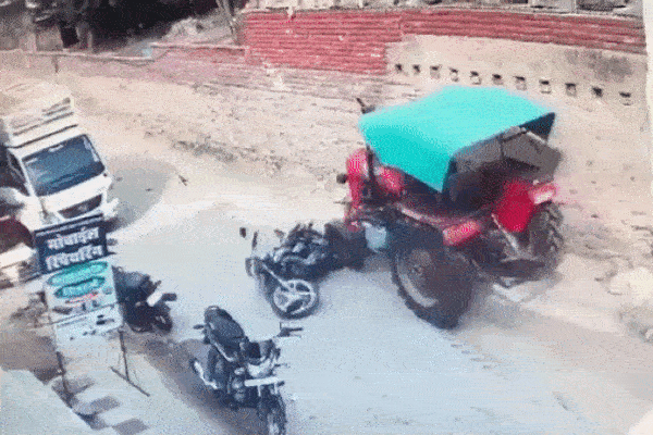 Bị máy cày cán qua, 4 người đi xe máy thoát nạn khó tin