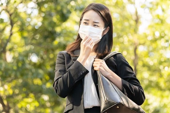 Sang Nhật Bản mà đeo khẩu trang màu đen kiểu gì cũng bị
