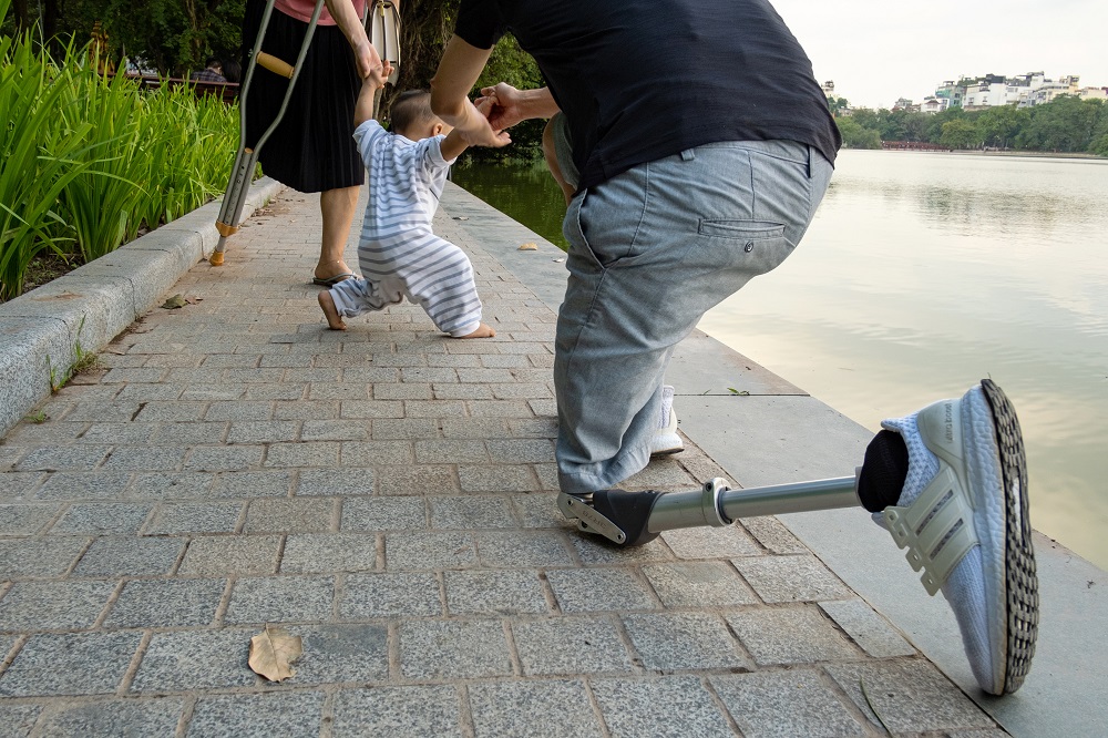 Chuyện tình cổ tích của đôi vợ chồng lính chì dạy con tập đi: Nửa kia là phần còn lại không thể tách rời-1