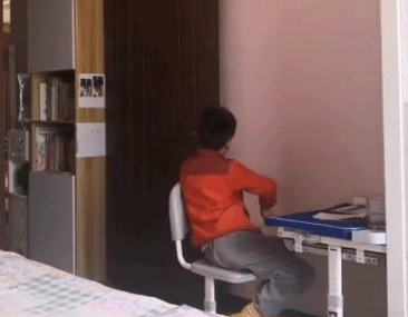Ông bố để con làm bài tập một mình và lén quay lại, clip thu về gây chấn động cư dân mạng-2