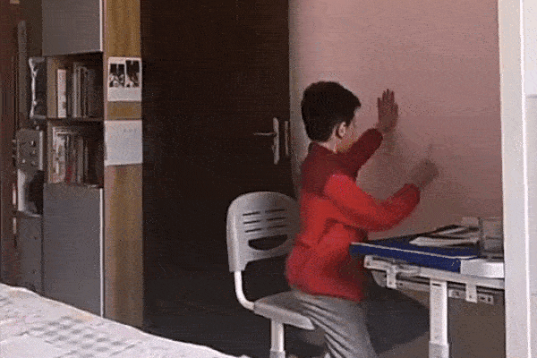 Ông bố để con làm bài tập một mình và lén quay lại, clip thu về gây chấn động cư dân mạng