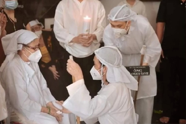 Lan truyền hình ảnh Hoài Linh mặc đồ tang, đứng không vững, khóc nghẹn đau đớn-2