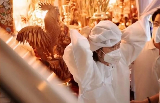 Lan truyền hình ảnh Hoài Linh mặc đồ tang, đứng không vững, khóc nghẹn đau đớn-3