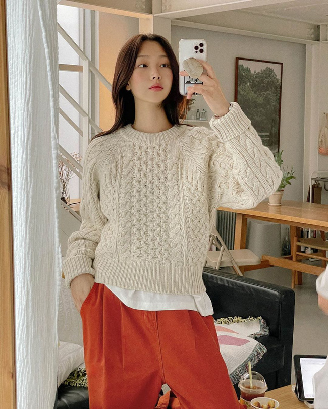 Áo len trắng mặc kiểu gì cũng đẹp, chị em cứ mạnh dạn sắm lấy 2 đến 3 chiếc-10