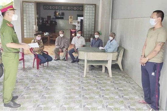 Bắt gã đàn ông lây Covid-19 cho 20 người sau khi sang nhà nhân tình: Đối diện mức án nào?