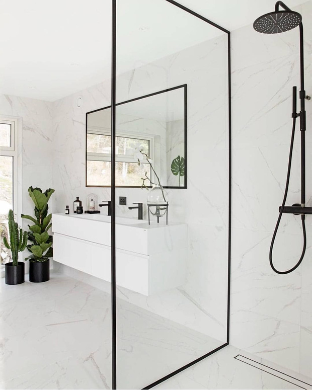 Đưa ảnh làm vách kính viền đen mỏng đẹp cho thợ, chủ nhà nhận về cái kết quá đắng-3