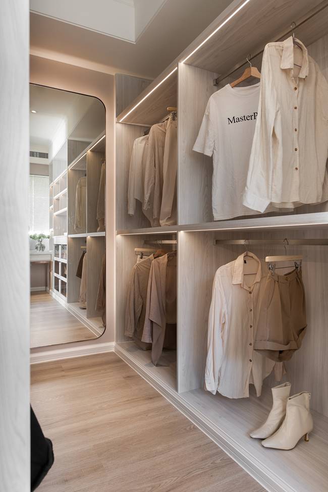 Dinh thự hiện đại với cặp đèn chiếu sáng hình vòng cung độc lạ, cho không gian thêm rộng mở và tràn ngập ánh sáng-12