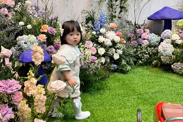 Vợ chồng Cường Đô la làm khách quý của đại gia Minh Nhựa nhân ngày đầu năm, nhìn ảnh cũng thấy sự giàu sang-3