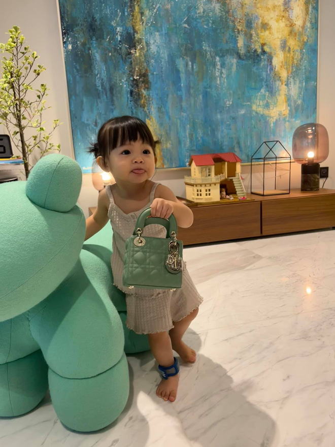 Tiểu thư nhà đại gia Cường Đô La chụp ảnh: Ekip hơn chục người, nhìn studio ngập hoa giữa biệt thự là biết giàu cỡ nào!-6