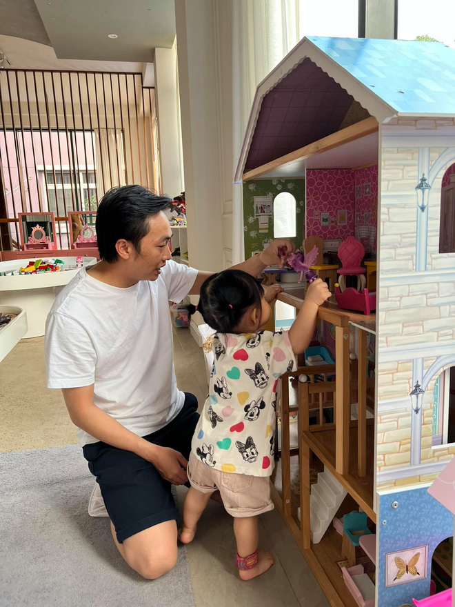 Tiểu thư nhà đại gia Cường Đô La chụp ảnh: Ekip hơn chục người, nhìn studio ngập hoa giữa biệt thự là biết giàu cỡ nào!-7