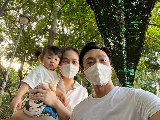 Tiểu thư nhà đại gia Cường Đô La chụp ảnh: Ekip hơn chục người, nhìn studio ngập hoa giữa biệt thự là biết giàu cỡ nào!-9