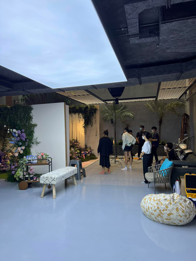 Tiểu thư nhà đại gia Cường Đô La chụp ảnh: Ekip hơn chục người, nhìn studio ngập hoa giữa biệt thự là biết giàu cỡ nào!-4