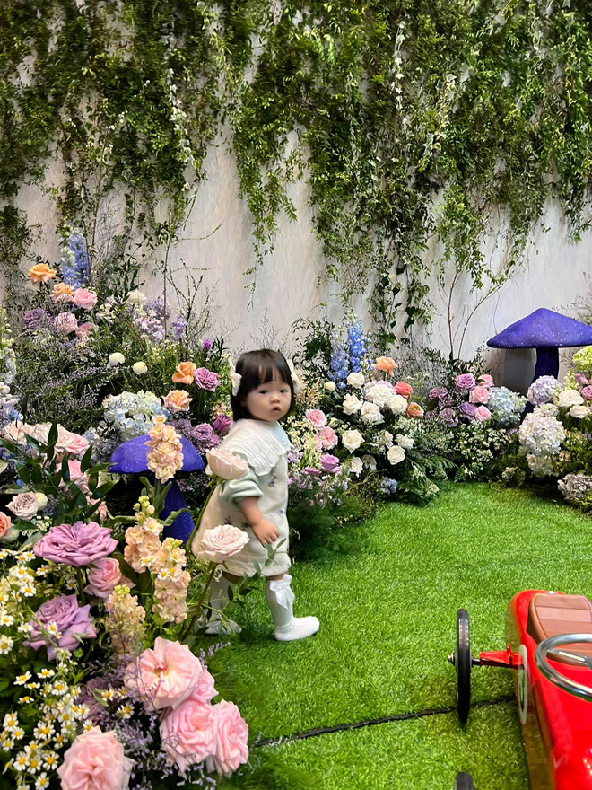 Tiểu thư nhà đại gia Cường Đô La chụp ảnh: Ekip hơn chục người, nhìn studio ngập hoa giữa biệt thự là biết giàu cỡ nào!-3