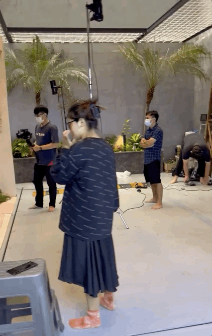 Tiểu thư nhà đại gia Cường Đô La chụp ảnh: Ekip hơn chục người, nhìn studio ngập hoa giữa biệt thự là biết giàu cỡ nào!-2