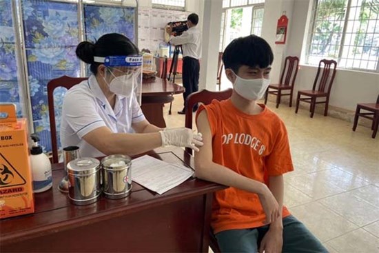 Mẹ khai gian để con qua chốt phong tỏa, đi tiêm vắc-xin tại trường học