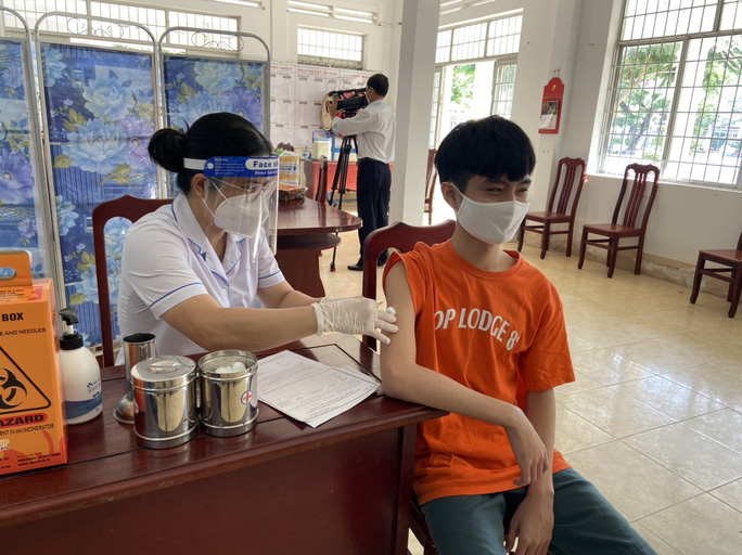 Mẹ khai gian để con qua chốt phong tỏa, đi tiêm vắc-xin tại trường học-1