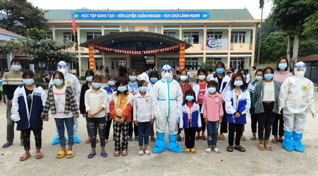 Sự thật đằng sau bức ảnh khu cách ly tập trung của học sinh ở lán trại, chỉ có tấm bạt và manh chiếu-2