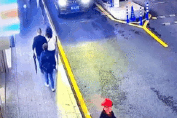 Cô gái bất tỉnh vì hứng trọn cửa kính rơi từ tầng cao