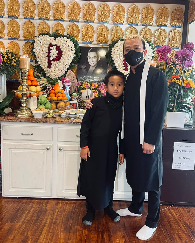 Lễ cúng 49 ngày của cố ca sĩ Phi Nhung: Con gái khóc nấc cùng dàn nghệ sĩ đến viếng, các con nuôi và Hồ Văn Cường thì sao?-2