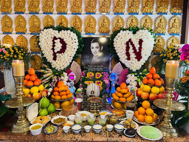 Lễ cúng 49 ngày của cố ca sĩ Phi Nhung: Con gái khóc nấc cùng dàn nghệ sĩ đến viếng, các con nuôi và Hồ Văn Cường thì sao?-13