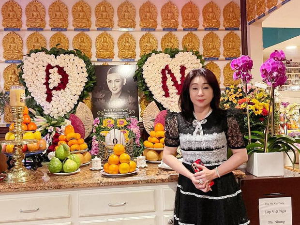 Lễ cúng 49 ngày của cố ca sĩ Phi Nhung: Con gái khóc nấc cùng dàn nghệ sĩ đến viếng, các con nuôi và Hồ Văn Cường thì sao?-8