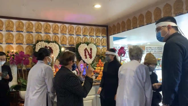 Lễ cúng 49 ngày của cố ca sĩ Phi Nhung: Con gái khóc nấc cùng dàn nghệ sĩ đến viếng, các con nuôi và Hồ Văn Cường thì sao?-4