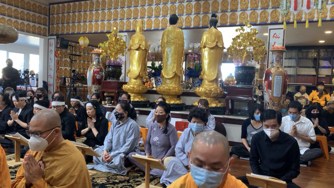 Lễ cúng 49 ngày của cố ca sĩ Phi Nhung: Con gái khóc nấc cùng dàn nghệ sĩ đến viếng, các con nuôi và Hồ Văn Cường thì sao?-6