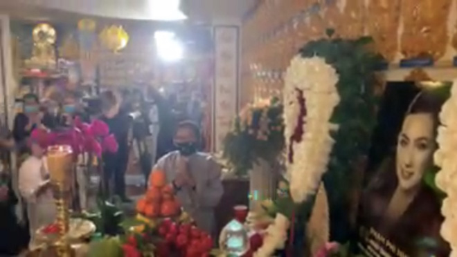 Lễ cúng 49 ngày của cố ca sĩ Phi Nhung: Con gái khóc nấc cùng dàn nghệ sĩ đến viếng, các con nuôi và Hồ Văn Cường thì sao?-3