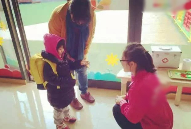 Đón con đi học về gặp nhân viên tiếp thị khoá học, bà mẹ chỉ nghe 1 câu đã phải vội tránh xa, cứu con thoát khỏi màn nguy hiểm-1