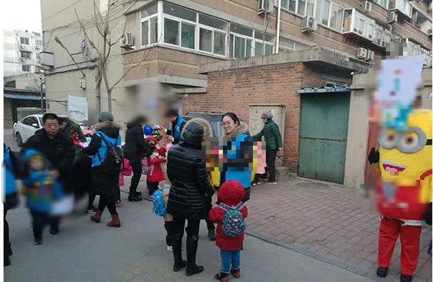 Đón con đi học về gặp nhân viên tiếp thị khoá học, bà mẹ chỉ nghe 1 câu đã phải vội tránh xa, cứu con thoát khỏi màn nguy hiểm-2