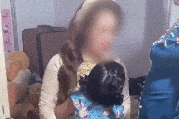 Mẹ đi lấy chồng, em bé khóc nức nở, ôm chặt không rời: Giờ con ở với ai?