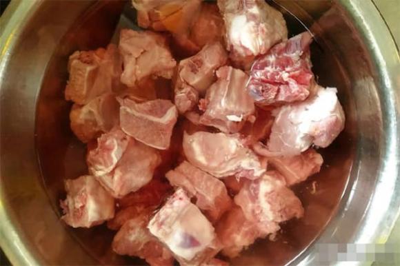 Khi hầm sườn heo bạn tuân thủ mẹo nhỏ 2 nên 3 đừng bỏ, thịt sẽ thơm mềm, nước dùng ngọt và không có mùi tanh-2