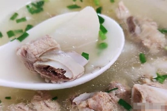 Khi hầm sườn heo bạn tuân thủ mẹo nhỏ '2 nên 3 đừng bỏ', thịt sẽ thơm mềm, nước dùng ngọt và không có mùi tanh