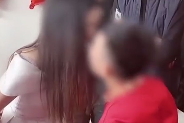 Câu chuyện sóng gió MXH hôm nay: Con gái khóc òa, ôm chặt khi mẹ đi lấy chồng và sự thật phía sau-4