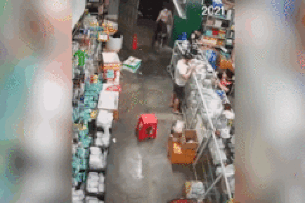 Mất kiểm soát, người phụ nữ ‘bay’ cùng xe SH vào giữa tiệm tạp hóa