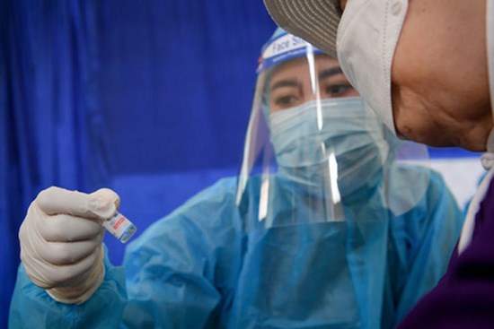 Ngày 15/11, có thêm 8.616 ca COVID-19 mới, 2 quận tại Hà Nội cho phép F1 cách ly tại nhà