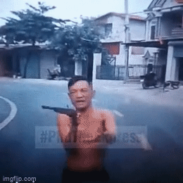 Dùng súng tự chế chặn đầu xe đòi xử tài xế, thái độ của người đàn ông khiến nhiều người lo sợ-1