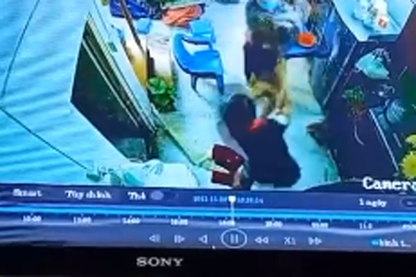 Người phụ nữ bán rau bị gã đàn ông đuổi chém ở TP.HCM-1