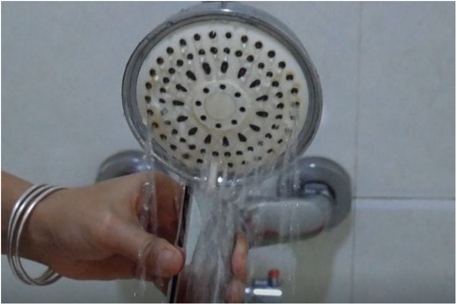 Đầu vòi hoa sen bị tắc&nbsp;và chảy nhỏ giọt? Chỉ cần làm theo cách này, cặn bẩn được đẩy ra ngoài nhanh chóng mà không cần phải thay đầu vòi mới-1