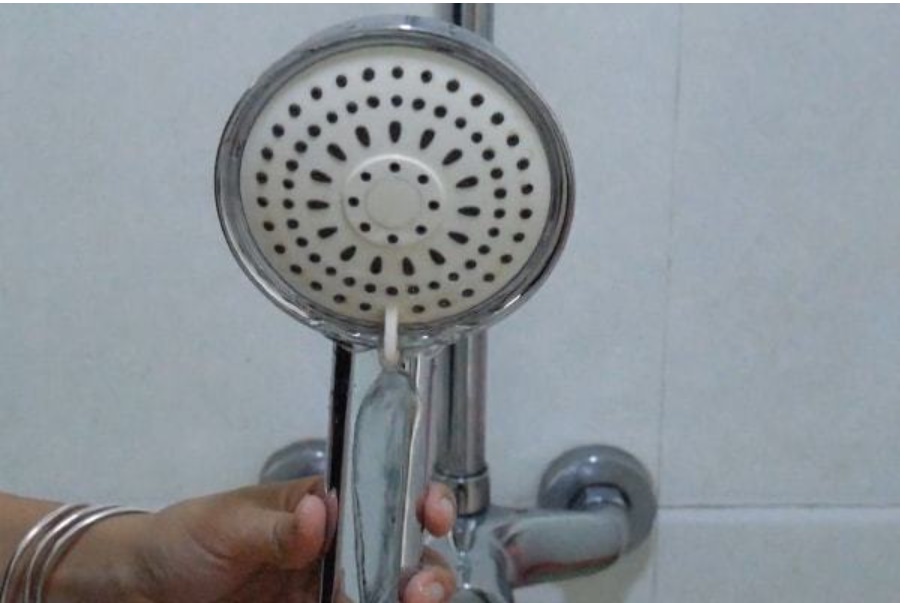 Đầu vòi hoa sen bị tắc và chảy nhỏ giọt? Chỉ cần làm theo cách này, cặn bẩn được đẩy ra ngoài nhanh chóng mà không cần phải thay đầu vòi mới-6