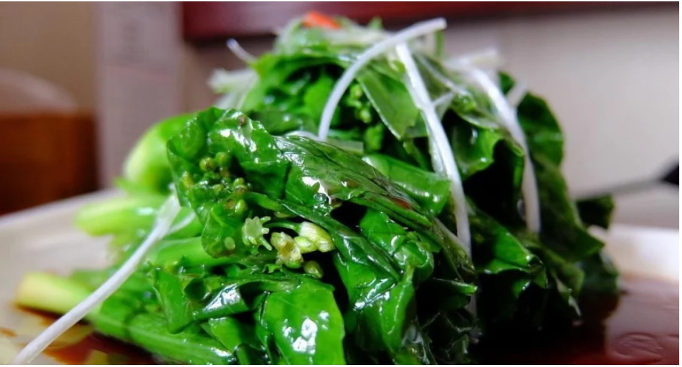 Xào rau cứ đổ thẳng vào chảo là sai, làm thêm bước này rau mới ngấm đều gia vị, xanh giòn-2