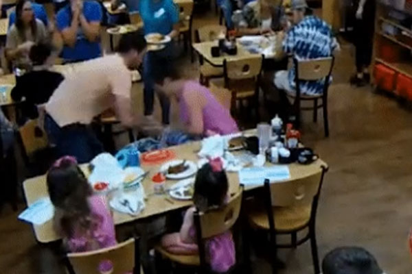 Bé trai 10 tháng tuổi đang ăn thì gục xuống bàn, rơi vào nguy kịch, diễn biến tiếp theo như phim trước khi phép màu xảy ra-2