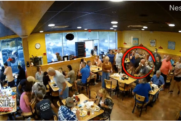 Bé trai 10 tháng tuổi đang ăn thì gục xuống bàn, rơi vào nguy kịch, diễn biến tiếp theo như phim trước khi phép màu xảy ra-4