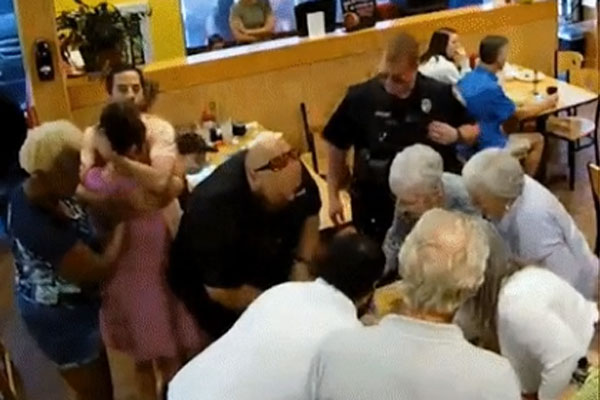 Bé trai 10 tháng tuổi đang ăn thì gục xuống bàn, rơi vào nguy kịch, diễn biến tiếp theo như phim trước khi phép màu xảy ra-5