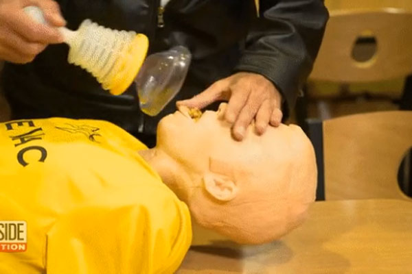 Bé trai 10 tháng tuổi đang ăn thì gục xuống bàn, rơi vào nguy kịch, diễn biến tiếp theo như phim trước khi phép màu xảy ra-7