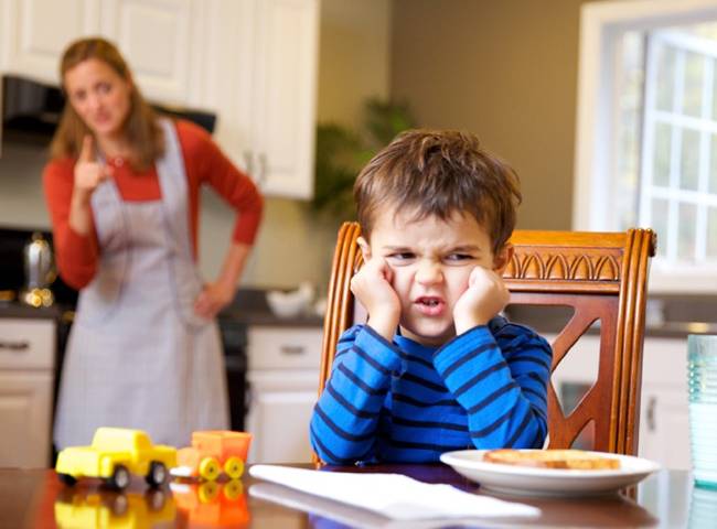 Ở tuổi lên 3 trẻ đột nhiên nổi loạn và bướng bỉnh, bố mẹ cần nuôi dạy như thế nào?-3