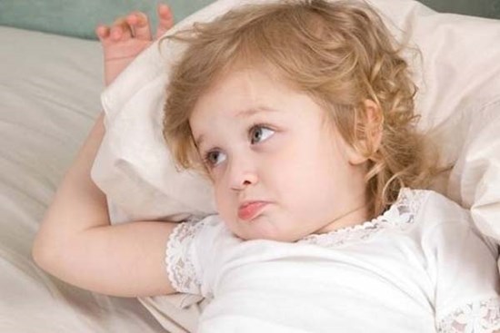 Ở tuổi lên 3 trẻ đột nhiên nổi loạn và bướng bỉnh, bố mẹ cần nuôi dạy như thế nào?