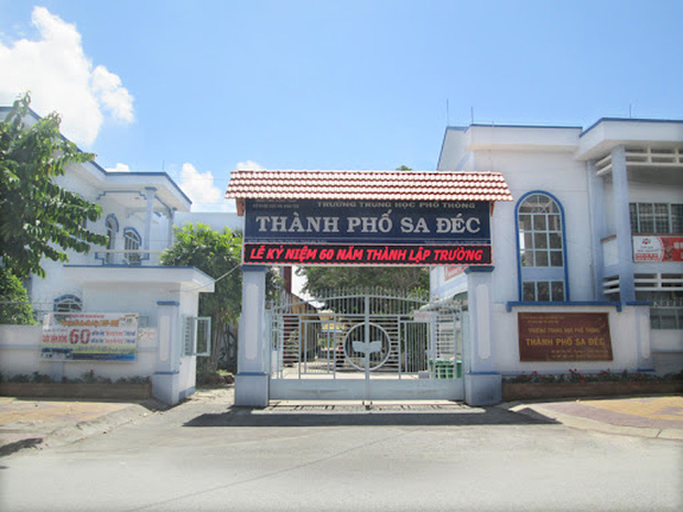 Thầy giáo dạy Toán để lộ ảnh nóng lúc dạy online, nhà trường xử lý thế nào?-1