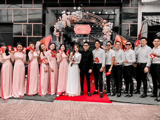 Đôi vợ chồng giàu sụ chính thức nhập hội Hot family” Sài Thành, đi thăm ruộng” bằng Rolls Royce bạc tỷ thì loạt thú vui xa xỉ khác đã là gì!?-1