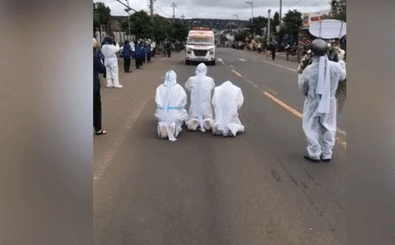 Đám ma bệnh nhân Covid-19: Gia quyến quỳ khóc giữa đường, áo bảo hộ lẫn màu khăn tang-1